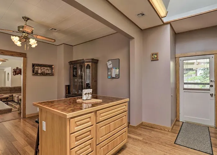 Lots Of Parking & Only 2 Steps Into The Back Door! * Bisbee