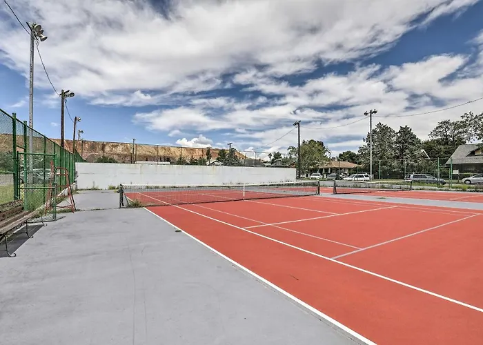 Lots Of Parking & Only 2 Steps Into The Back Door! * Bisbee