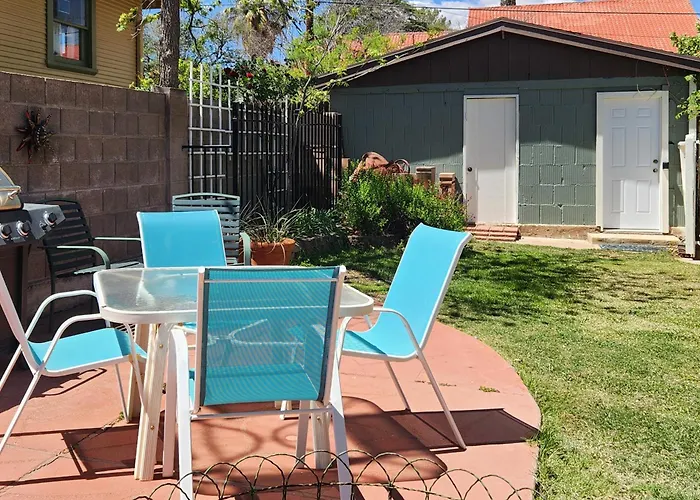 Holiday home Lots Of Parking & Only 2 Steps Into The Back Door! *